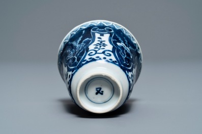 Douze tasses et soucoupes en porcelaine de Chine bleu et blanc, 19&egrave;me