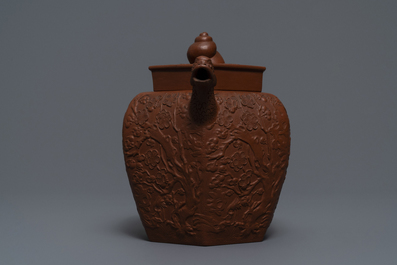 Een grote Chinese Yixing steengoed theepot met reli&euml;fdecor, Kangxi