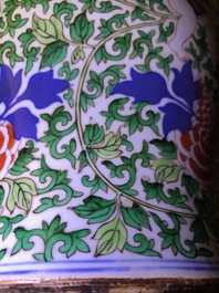 Un vase en porcelaine de Chine wucai &agrave; d&eacute;cor de gar&ccedil;ons, 19&egrave;me