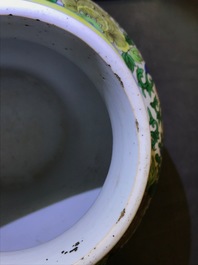 Un vase en porcelaine de Chine wucai &agrave; d&eacute;cor de gar&ccedil;ons, 19&egrave;me