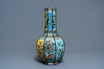 An octagonal Chinese famille rose bottle vase, 19th C.