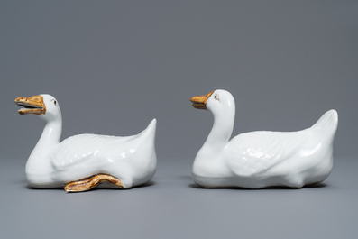 Een paar Chinese blanc de Chine modellen van ganzen, Republiek, 20e eeuw