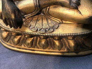 Een Sino-Tibetaanse verguld bronzen figuur van Boeddha Shakyamuni, 17/18e eeuw