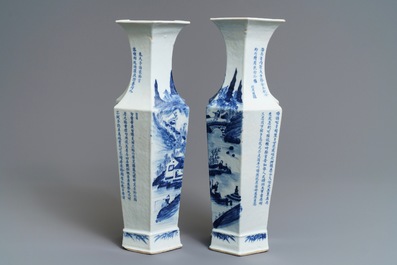 Een paar Chinese blauw-witte vazen met landschappen en kalligrafie, 19e eeuw