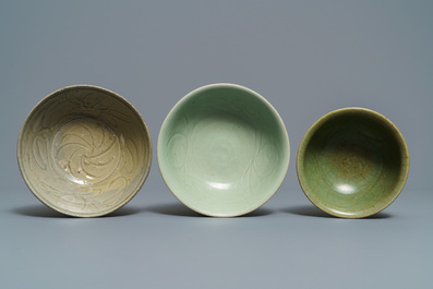 Two Chinese Longquan celadon dishes and three bowls, Song/Ming