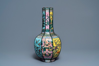 Un vase de forme octagonale en porcelaine de Chine famille rose, 19&egrave;me