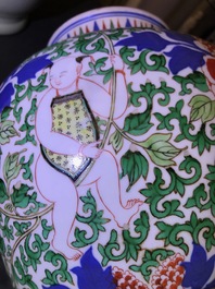 Un vase en porcelaine de Chine wucai &agrave; d&eacute;cor de gar&ccedil;ons, 19&egrave;me