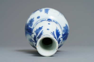 Un vase de forme double gourde en porcelaine de Chine bleu et blanc, &eacute;poque Transition