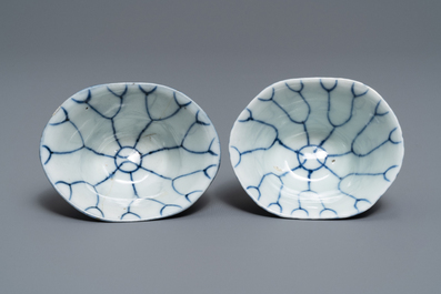 Een paar Chinese blauw-witte lotusvormige koppen, Kangxi