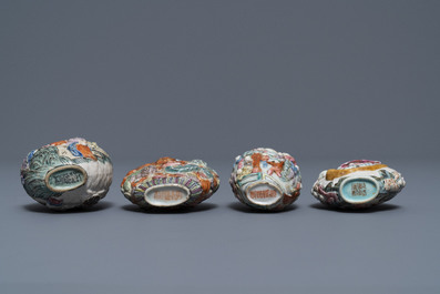Quatre tabati&egrave;res en porcelaine de Chine famille rose &agrave; d&eacute;cor en relief, 19&egrave;me