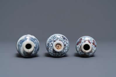 Trois tabati&egrave;res en porcelaine de Chine bleu, blanc et rouge, marques de Yongzheng, 18/19&egrave;me