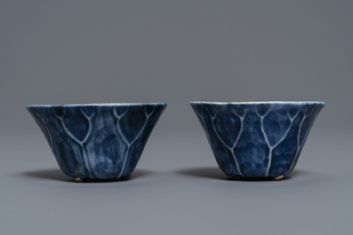 Une paire de tasses en forme de lotus en porcelaine de Chine bleu et blanc, Kangxi