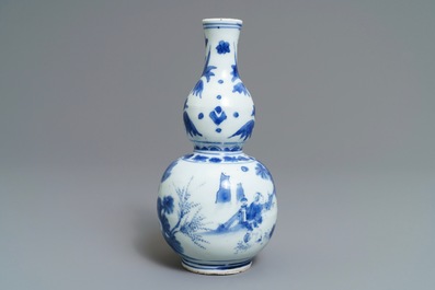 Un vase de forme double gourde en porcelaine de Chine bleu et blanc, &eacute;poque Transition