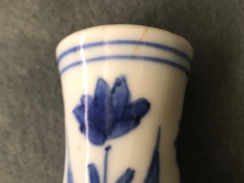 Un vase de forme double gourde en porcelaine de Chine bleu et blanc, &eacute;poque Transition