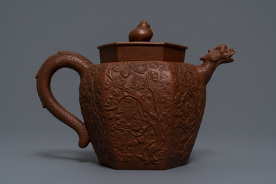 Een grote Chinese Yixing steengoed theepot met reli&euml;fdecor, Kangxi