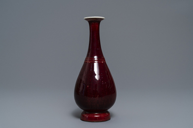 Un vase de forme bouteille en porcelaine de Chine langyao, 19&egrave;me