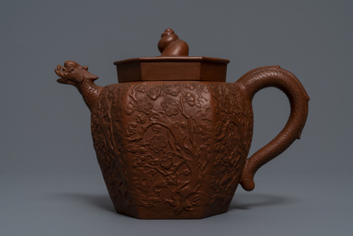 Een grote Chinese Yixing steengoed theepot met reli&euml;fdecor, Kangxi