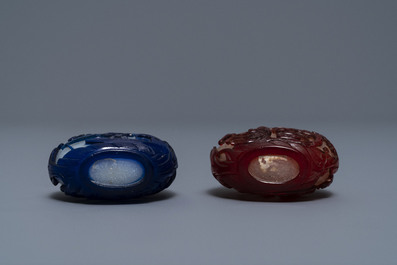 Deux tabati&egrave;res en verre rouge et bleu overlay sur fond bull&eacute;, Chine, 19&egrave;me