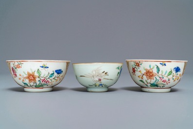 Een collectie Chinese famille rose koppen en schotels, Yongzheng/Qianlong