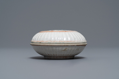 Une bo&icirc;te couverte en porcelaine Kakiemon &agrave; d&eacute;cor d'un dragon, Japon, Edo, 17&egrave;me