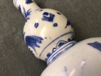 Un vase de forme double gourde en porcelaine de Chine bleu et blanc, &eacute;poque Transition