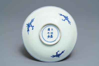 Een Chinese blauw-witte kom met floraal decor, Jiajing merk en periode