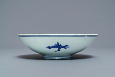 Een Chinese blauw-witte kom met floraal decor, Jiajing merk en periode