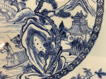 Een Chinese blauw-witte schotel met een rivierlandschap, Yongzheng/Qianlong