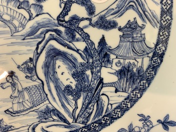 Un plat en porcelaine de Chine bleu et blanc &agrave; d&eacute;cor d'un paysage fluvial, Yongzheng/Qianlong