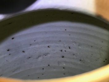 Une paire de pots en porcelaine de Chine bleu et blanc &agrave; d&eacute;cor d'un kylin, &eacute;poque Transition