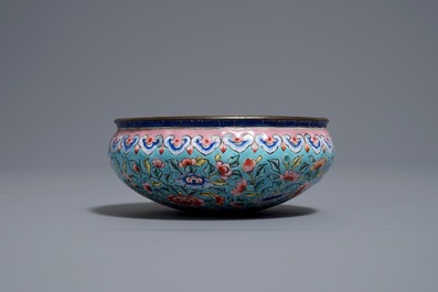 A Chinese Canton enamel brush washer on lotus-shaped stand, 18/19th C.