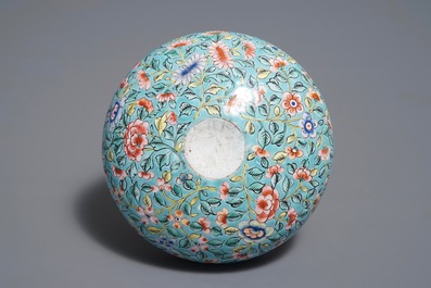 A Chinese Canton enamel brush washer on lotus-shaped stand, 18/19th C.