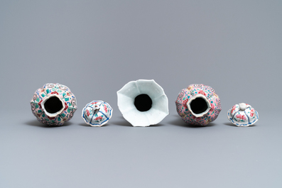 Deux garnitures de vases en porcelaine de Chine famille rose, Qianlong et 19&egrave;me