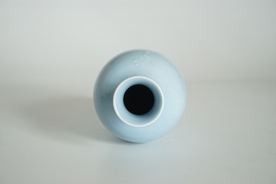 Un vase en porcelaine de Chine monochrome bleu de lavande &agrave; d&eacute;cor sous gla&ccedil;ure, marque de Yongzheng, 19/20&egrave;me