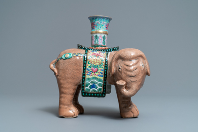 Een grote Chinese famille rose kandelaar in de vorm van een olifant, Jiaqing