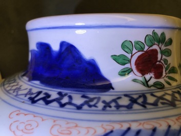 Un vase couvert en porcelaine de Chine wucai, marque en bleu, &eacute;poque Transition