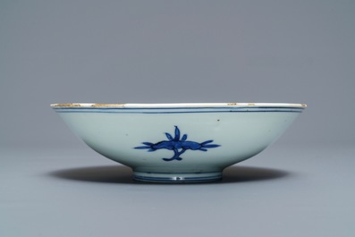 Un bol en porcelaine de Chine bleu et blanc, marque et &eacute;poque de Jiajing