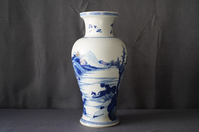 Un vase en porcelaine de Chine bleu et blanc aux accents en vert et aubergine, Kangxi