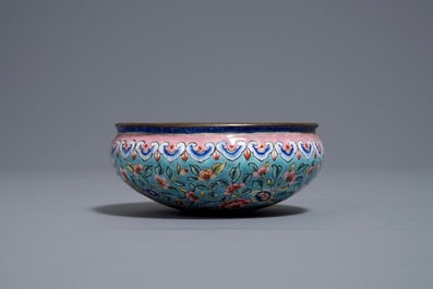 A Chinese Canton enamel brush washer on lotus-shaped stand, 18/19th C.