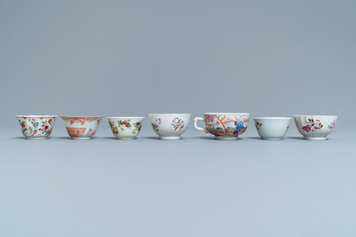 Une collection de tasses et soucoupes en porcelaine de Chine famille rose, Yongzheng/Qianlong