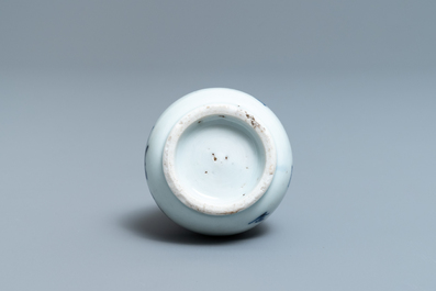 Un petit vase en porcelaine de Chine bleu et blanc, &eacute;poque Transition