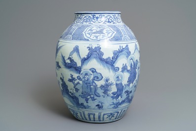 Een Chinese blauw-witte pot met decor van onsterfelijken, Wanli