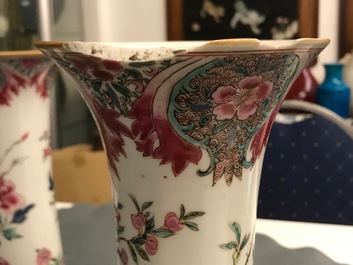 Une garniture de cinq vases en porcelaine de Chine famille rose, Qianlong