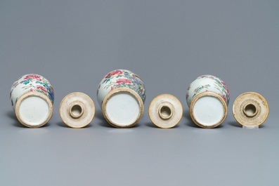 Une garniture de cinq vases en porcelaine de Chine famille rose, Qianlong
