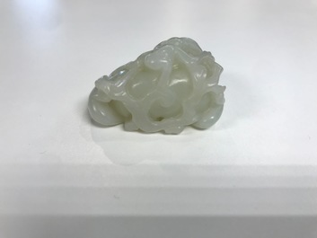 Een Chinese celadon jade groep van een perzik met twee apen, 19e eeuw