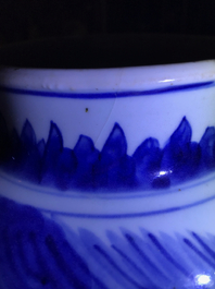 Un pot en porcelaine de Chine bleu et blanc &agrave; d&eacute;cor de femmes dans un jardin, &eacute;poque Transition