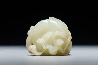 Een Chinese celadon jade groep van een perzik met twee apen, 19e eeuw