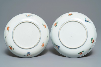 Une paire d'assiettes en porcelaine de Chine famille verte, Kangxi