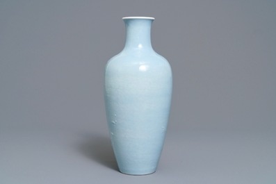 Un vase en porcelaine de Chine monochrome bleu de lavande &agrave; d&eacute;cor sous gla&ccedil;ure, marque de Yongzheng, 19/20&egrave;me