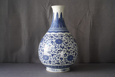 Un vase de forme bouteille en porcelaine de Chine bleu et blanc &agrave; d&eacute;cor floral, Qianlong